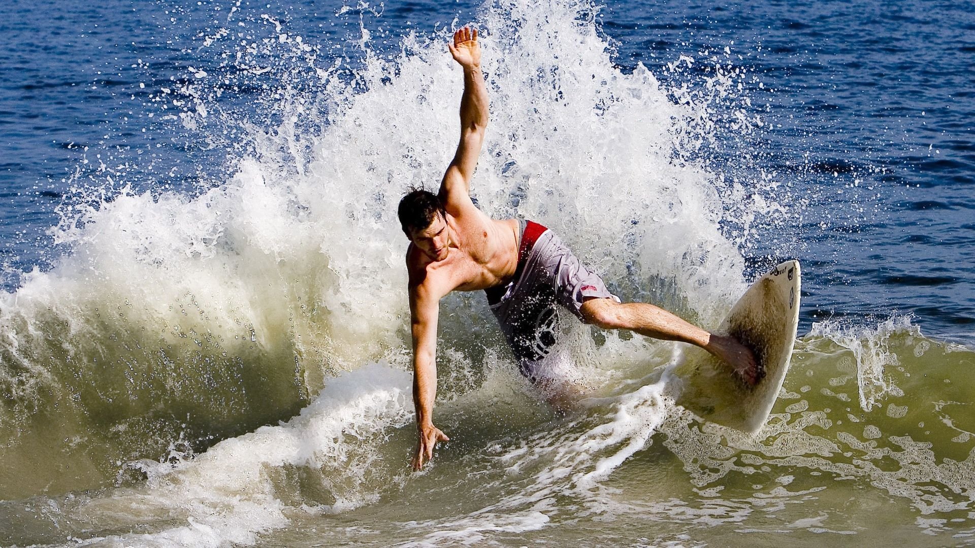 “高新区全民健身馆:短柄墙球选手智慧与体力的双重决斗,见证全新竞技风采”